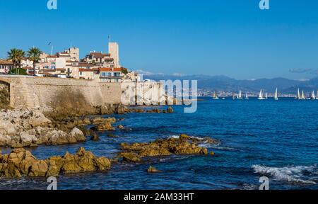 Frankreich. Provence. Französische Riviera. Cote d'Azur. Antibes. Küste von alten historischen Zentrum der Stadt und Wahrzeichen. Ansicht vom Meer Stockfoto