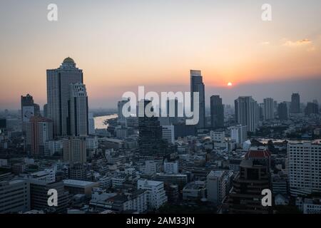 Bangkok, THAILAND - DEZEMBER: Sonnenuntergang vom Marriott Roof. Stockfoto