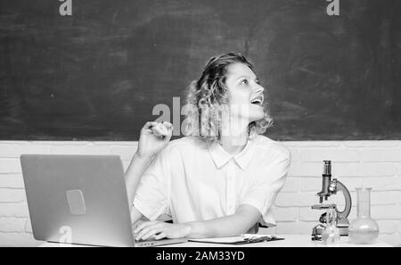 Eigenes Forschungsprojekt starten. Studenten oder Lehrer der Universität. Studenten-Mädchen mit Laptop und Mikroskop. Bildungsprogramm für begabte Jugendliche. Bewerben Sie sich für einen begabten Studenten. Stockfoto