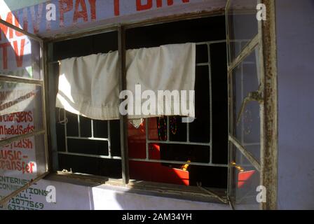 Muvipay Point TV Shop, Mwandi, Sambia, Afrika. Stockfoto