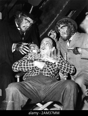 BORIS KARLOFF am Set gag darstellen, während der Dreharbeiten zu Abbott und Costello treffen. DR. JEKYLL und Mr. Hyde Direktor 1953 Charles Lamont Make-up Bud Westmore und Jack Kevan Universal International Pictures (UI) Stockfoto