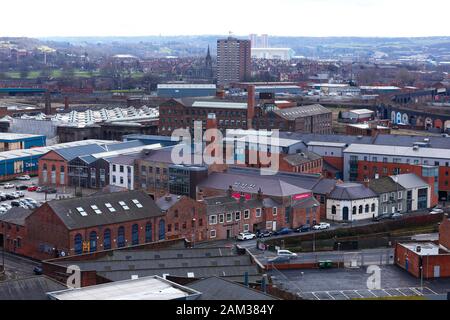 Ein Blick über Holbeck im Jahr 2013. Leeds United Football Ground ist mit Holbeck Towers in der Top-Mitte zu sehen, bevor die Verkleidung angewendet wurde. Stockfoto