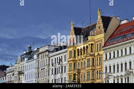 Fassaden an der Linke Wienzeile, Wien, Österreich. Jugendstilarchitektur in der Nähe von Naschmarkt Stockfoto