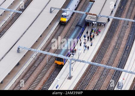 Züge auf einem Bahnsteig am Leeds City Station Stockfoto