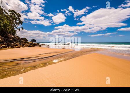 Strom und Sand am Whiritoa Beach, Waikato, North Island, Neuseeland Stockfoto