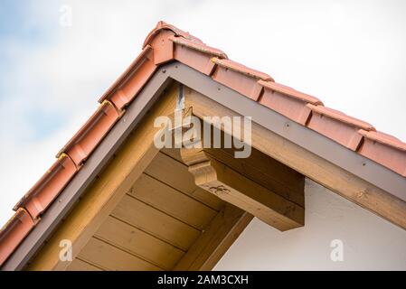 An der Frontfassade. Dach mit roten Kacheln bedeckt. Stockfoto
