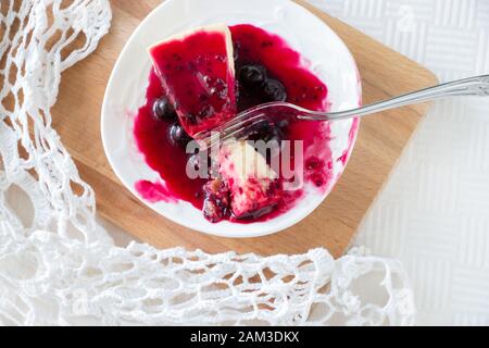 Schneiden Sie klassischen Käsekuchen Beere Stau Auf weißem Texturhintergrund selektiver Fokus Kopierbereich Stockfoto