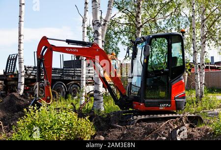 Umea, Norrland Schweden - 15. Juni 2019: Kleiner roter Bagger für eine Person Stockfoto