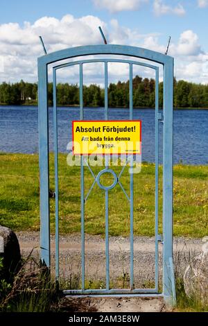 Umea, Norrland Schweden - 23. Juni 2019: Das Schild sagt: "Es Ist Verboten, von diesem Steg zu schwimmen. Stockfoto