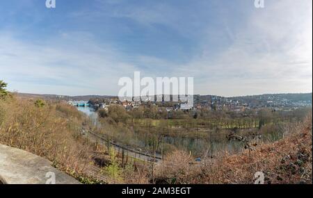 Essen - Panorama von Baldeney-Steig nach Essen-Werden mit Blick auf Barrage und den Baldeney-See, Nordrhein-Westfalen, Deutschland, Essen, 23.02.2019 Stockfoto