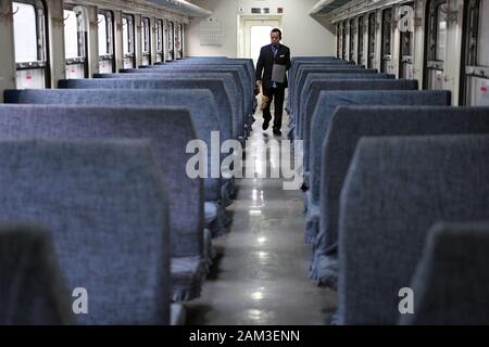 (200111) - LANZHOU, Jan. 11, 2020 (Xinhua) - zugbegleiter Sun Guofan bedeutet Reinigung auf dem Zug Nr. 7505 an der Lanzhou Bahnhof in Lanzhou, der Hauptstadt der Provinz Gansu im Nordwesten Chinas, Jan. 10, 2020. Der Zug Nr. 7505, die reist von Lanzhou, Wuwei, ist ein vier-Schlitten gewöhnlicher Zug. Der Zug, der mehr als ein Dutzend kleine Stationen zwischen Lanzhou und Wuwei, läuft 290 Kilometer in 5 Stunden und 27 Minuten. Der volle Fahrpreis beträgt 18,5 Yuan (etwa 2,7 US-Dollar), mit den niedrigsten Tarif von 1 Yuan. Es läuft seit fast 40 Jahren seit den 80er Jahren, fast 10 m Stockfoto