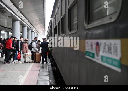 (200111) - LANZHOU, Jan. 11, 2020 (Xinhua) - Passagiere Line-up für das Erhalten auf der Zug Nr. 7505 an der Lanzhou Bahnhof in Lanzhou, der Hauptstadt der Provinz Gansu im Nordwesten Chinas, Jan. 10, 2020. Der Zug Nr. 7505, die reist von Lanzhou, Wuwei, ist ein vier-Schlitten gewöhnlicher Zug. Der Zug, der mehr als ein Dutzend kleine Stationen zwischen Lanzhou und Wuwei, läuft 290 Kilometer in 5 Stunden und 27 Minuten. Der volle Fahrpreis beträgt 18,5 Yuan (etwa 2,7 US-Dollar), mit den niedrigsten Tarif von 1 Yuan. Es läuft seit fast 40 Jahren seit den 1980er Jahren, mit fast 10 Millionen pas Stockfoto