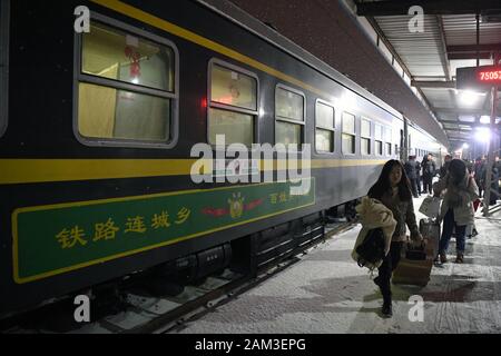 (200111) - LANZHOU, Jan. 11, 2020 (Xinhua) - Passagiere erhalten aus dem Zug Nr. 7505 am Bahnhof in Yongdeng Yongdeng County im Nordwesten der chinesischen Provinz Gansu, Jan. 10, 2020. Der Zug Nr. 7505, die reist von Lanzhou, Wuwei, ist ein vier-Schlitten gewöhnlicher Zug. Der Zug, der mehr als ein Dutzend kleine Stationen zwischen Lanzhou und Wuwei, läuft 290 Kilometer in 5 Stunden und 27 Minuten. Der volle Fahrpreis beträgt 18,5 Yuan (etwa 2,7 US-Dollar), mit den niedrigsten Tarif von 1 Yuan. Es läuft seit fast 40 Jahren seit den 1980er Jahren, mit fast 10 Millionen Passagiere. Während t Stockfoto