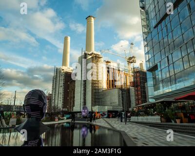 Battersea Power Station mit den Head Statuen, die Teil einer Winterlichtschicht sind, Battersea, London Stockfoto