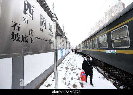 (200111) - LANZHOU, Jan. 11, 2020 (Xinhua) - Passagiere im Zug Nr. 7505 an der Xigucheng Station im Nordwesten der chinesischen Provinz Gansu, Jan. 10, 2020. Der Zug Nr. 7505, die reist von Lanzhou, Wuwei, ist ein vier-Schlitten gewöhnlicher Zug. Der Zug, der mehr als ein Dutzend kleine Stationen zwischen Lanzhou und Wuwei, läuft 290 Kilometer in 5 Stunden und 27 Minuten. Der volle Fahrpreis beträgt 18,5 Yuan (etwa 2,7 US-Dollar), mit den niedrigsten Tarif von 1 Yuan. Es läuft seit fast 40 Jahren seit den 1980er Jahren, mit fast 10 Millionen Passagiere. Während des Frühlings Festival reisen Stockfoto