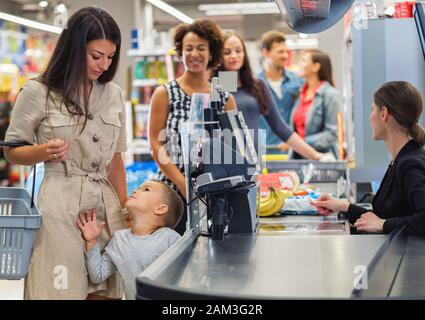 Woamn mit einem Sohn in einem Lebensmittelgeschäft Stockfoto