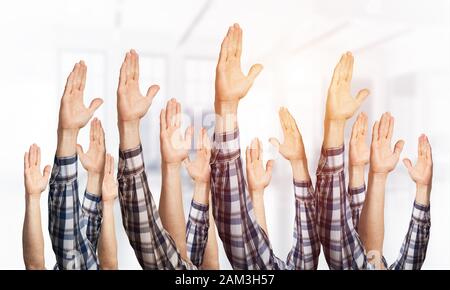 Zeile des Menschen Hände sichtbar Abstimmung Geste Stockfoto