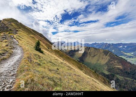 Oberstdorf - Blick auf den Fellhorner Bergrücken Wanderpfad zum Kleinwalsertal-Panorama, Bayern, Deutschland, 27.09.2017 Stockfoto