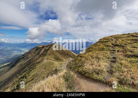 Oberstdorf - Blick von der Narrenreihe Fellhorn Mountain Ridge Wanderpfad und zum Alps-Panorama, Bayern, Deutschland, 27.09.2017 Stockfoto