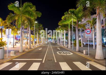 LOS CRISTIANOS - Teneriffa, SPANIEN - Dec 29, 2019: Boulevard Avenida de las Americas in der beliebten Stadt Los Cristianos auf der Kanarischen Insel Teneri Stockfoto