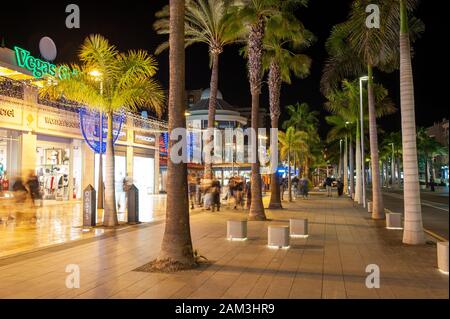 LOS CRISTIANOS - Teneriffa, SPANIEN - Dec 29, 2019: Einkaufszentrum am Boulevard Avenida de las Americas in der beliebten Stadt Los Cristianos auf der Ca Stockfoto