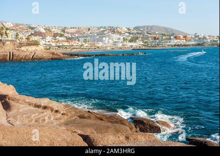 Felsen und das Meer in der Nähe der Stadt von Torviscas auf der Kanarischen Insel Teneriffa. Stockfoto