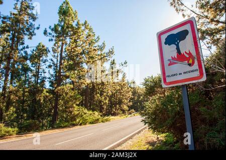 Warnschild in der spanischen Sprache für Buschfeuer auf der Kanarischen Insel Teneriffa. Stockfoto