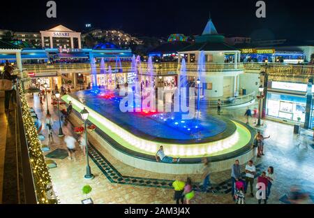 Musik und Fountain Show in einem Einkaufszentrum am Boulevard Avenida de las Americas in der beliebten Stadt von Los Cristianos auf Teneriffa. Stockfoto