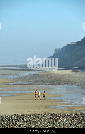 Drei Personen am Strand in West runton North norfolk UK Stockfoto