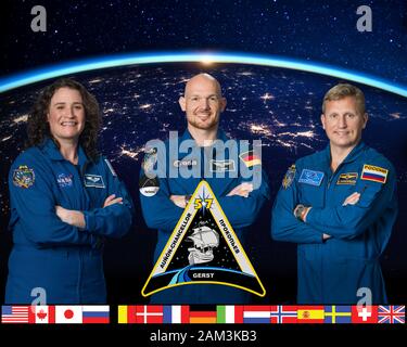 USA - 11. Oktober 2017 - offizielles Porträt der Besatzung der Expedition 57 mit 55-köpfiger Besatzung Alexander Gerst, Serena Maria Auñón-Chancellor und Sergei Prokopev Photograra Stockfoto