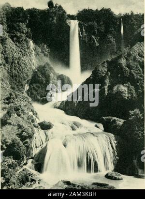 Mit Shelley in Italien: wird eine Auswahl der Gedichte und Briefe von Percy Bysshe Shelley, die mit seinem Leben in Italien von 1818 bis 1822 zu tun. ites tworocky Berge, - es ist der Weg der ein torrent unten, weiß werden die grünen Dell mit seinem breiten und unfruchtbaren trackof Steine, und es ist ein Schloss, anscheinend von greatstrength und von ungeheurem Ausmaß, die overhangsthe Stadt und deren Marmor Bastionen werden senkrecht mit dem Abgrund. Ich sah nie eine weitere beeindruckende Bild; inwhich die Formen der Natur sind der größte Auftrag, butover, welche die Schöpfungen des Menschen, der Erhabene von t Stockfoto