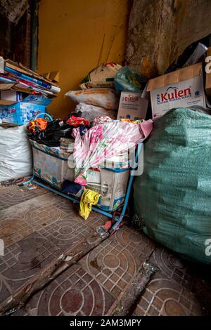 Recycelbares Material, einschließlich Pappe, Kunststoff- und Aluminiumdosen, befindet sich in einem Sammelbereich, der auf den Transport zu einem Recycler in Kampong Cham Kambodscha wartet Stockfoto