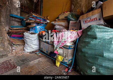 Recycelbares Material, einschließlich Pappe, Kunststoff- und Aluminiumdosen, befindet sich in einem Sammelbereich, der auf den Transport zu einem Recycler in Kampong Cham Kambodscha wartet Stockfoto