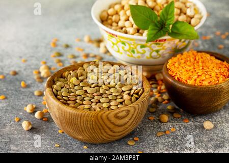 Gesunde Ernährung, Ernährung, Konzept vegane Proteinquelle. Rohstoff von Hülsenfrüchten (Kichererbsen, rote Linsen, kanadische Linsen). Stockfoto