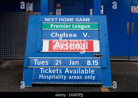 Stamford Bridge, London, UK. 11 Jan, 2020. Fußball der englischen Premier League Chelsea gegen Burnley; Plakat werbung Chelsea weiter Home Spiel Chelsea gegen Arsenal am Dienstag, den 21. Januar 2020 - Streng redaktionelle Verwendung. Keine Verwendung mit nicht autorisierten Audio-, Video-, Daten-, Spielpläne, Verein/liga Logos oder "live" Dienstleistungen. On-line-in-Match mit 120 Bildern beschränkt, kein Video-Emulation. Keine Verwendung in Wetten, Spiele oder einzelne Verein/Liga/player Publikationen Quelle: Aktion plus Sport/Alamy leben Nachrichten Stockfoto