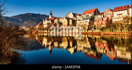 Frohnleiten Panorama kleine Stadt über der Mur in der Styria, Österreich. Berühmtes Reiseziel. Stockfoto