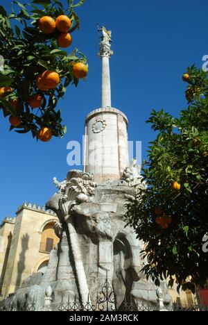 Hohe Statue, Patio de los Naranjos, Córdoba, Andalusien, Spanien. Stockfoto