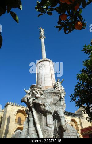 Hohe Statue, Patio de los Naranjos, Córdoba, Andalusien, Spanien. Stockfoto