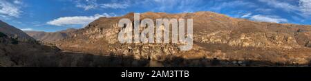 Panoramablick auf das Vardzia-Höhlenstadtklosterl in Georgien Stockfoto