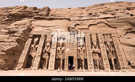 Statuen im Abu Simbel Tempel – die erstaunlichen Tempel von Ramses II in Luxor Stockfoto