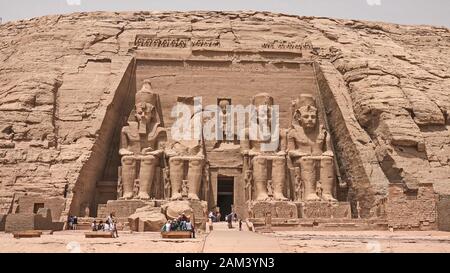 Statuen im Abu Simbel Tempel – die erstaunlichen Tempel von Ramses II in Luxor Stockfoto