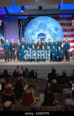 Houston, TEXAS - 10. Januar 2020 - Die Astronautenklasse 2017 posiert für ein Porträt mit NASA-Büros und Texas Senators im Johnson Space Center in Stockfoto