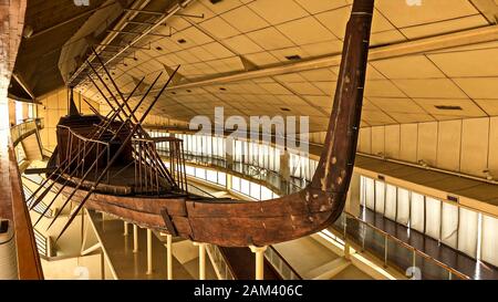 Das Khufu-Schiff ist ein intaktes Schiff in voller Größe aus dem alten Ägypten am Fuße der Großen Pyramide von Gizeh. Stockfoto