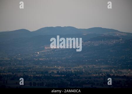 Basilica di San Francesco d'Assisi (Basilika des Heiligen Franz von Assisi) und mittelalterliche Rocca Maggiore im historischen Zentrum von Assisi, Umbrien, Italien. Augu Stockfoto