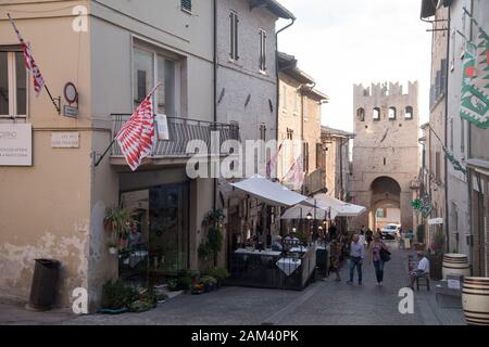 Porta Sant'Agostino in der Altstadt von Montefalco, Umbrien, Italien. August 21 2019 © wojciech Strozyk/Alamy Stock Foto Stockfoto