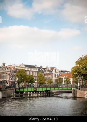 Schwenkbare holländische Fußgängerbrücke über den Fluss Spaarne, Haarlem, Holland. Die Querbrücke schwenkt auf einer Mittelachse, um vorbeifahrende Boote zu ermöglichen. Stockfoto