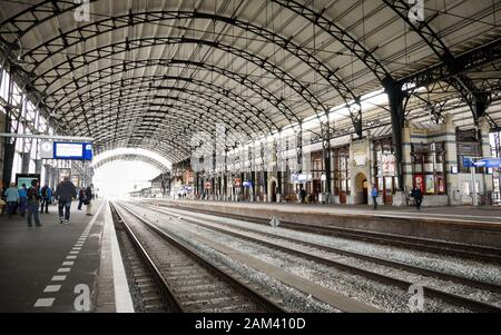 Bahnhof Haarlem, Niederlande. Reisende warten auf der Plattform der Erbe Jugendstil Bahnhof für Züge nach Amsterdam. Stockfoto