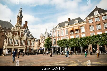 Touristen und Einheimische in den zentralen Platz von Haarlem, Holland. Stockfoto