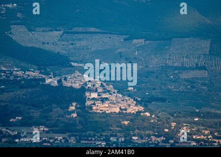 Duomo di Sant'Emiliano im historischen Zentrum von Trevi, Umbrien, Italien. August 21 2019 von Abstand von Montefalco © wojciech Strozyk/Alamy Stoc gesehen Stockfoto