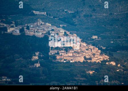 Duomo di Sant'Emiliano im historischen Zentrum von Trevi, Umbrien, Italien. August 21 2019 von Abstand von Montefalco © wojciech Strozyk/Alamy Stoc gesehen Stockfoto